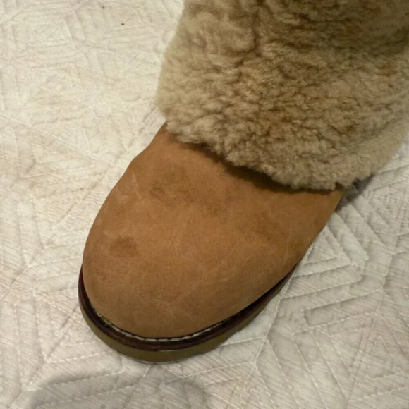 UGGS Size 7 - Picture 7 of 8